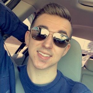 Meet your Posher, Levi